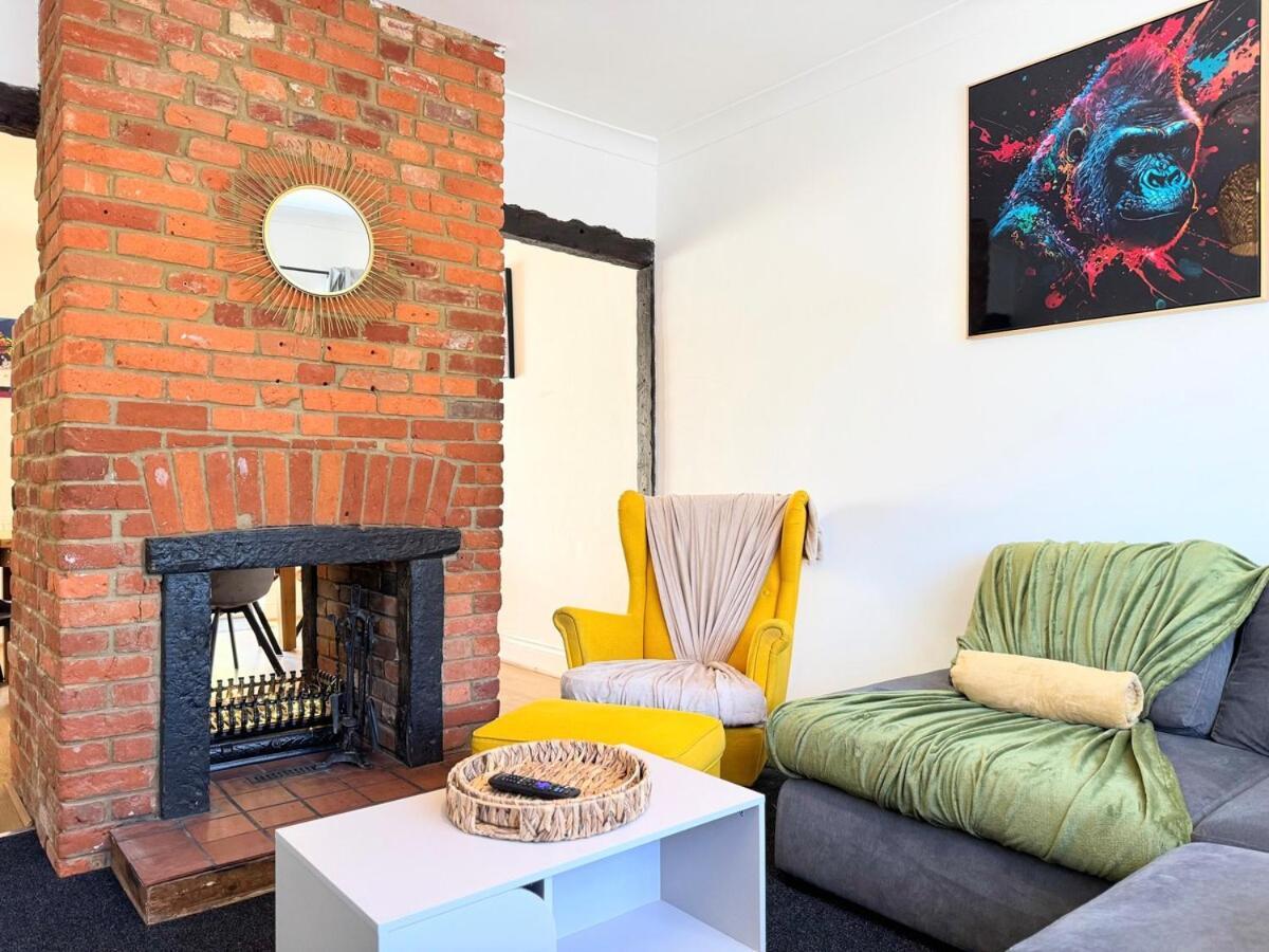 New Spacious 4 Bedrooms 5 Beds House Sleeps 8!