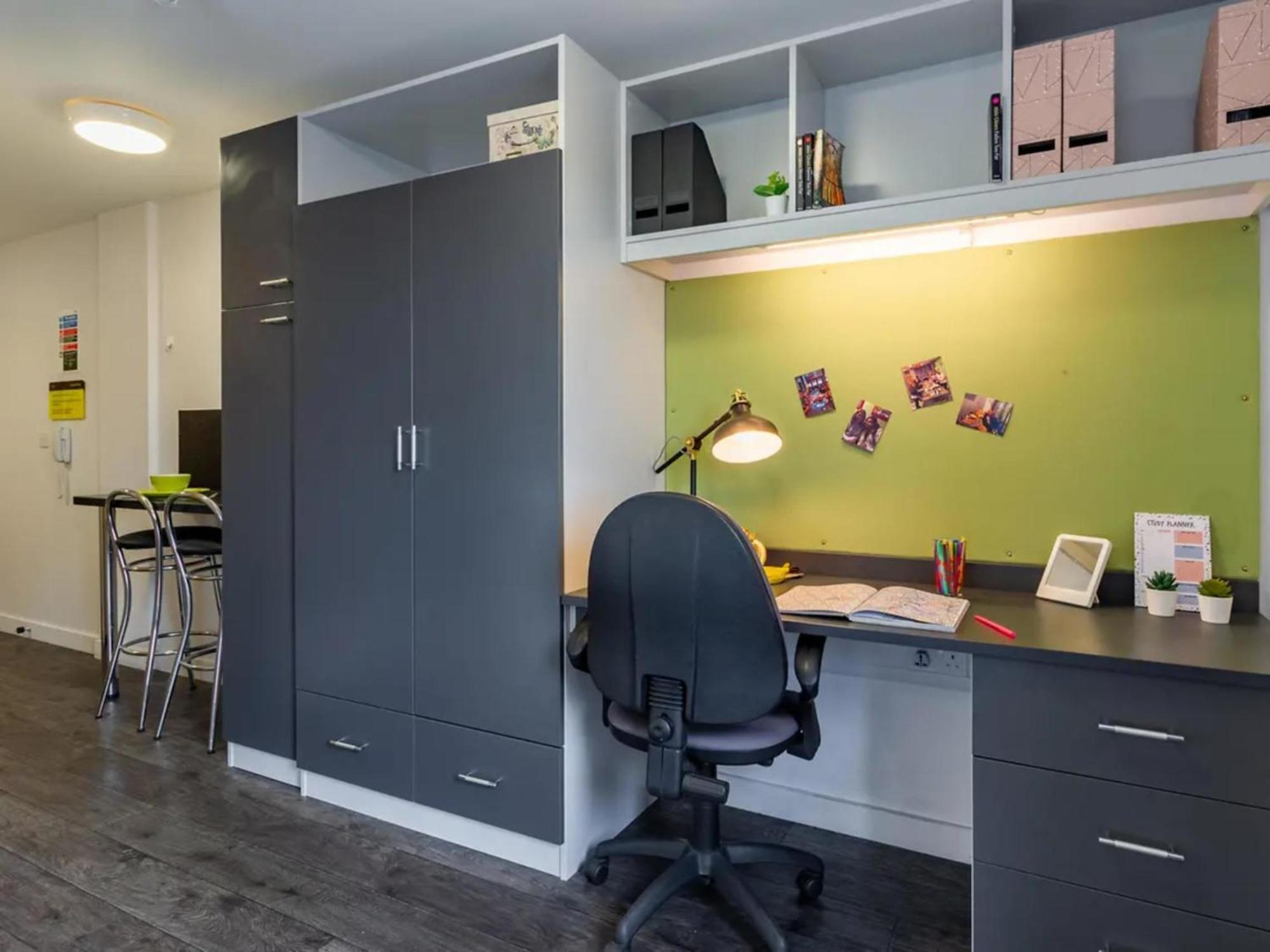 Student Only - Crescent Place In Apartment *