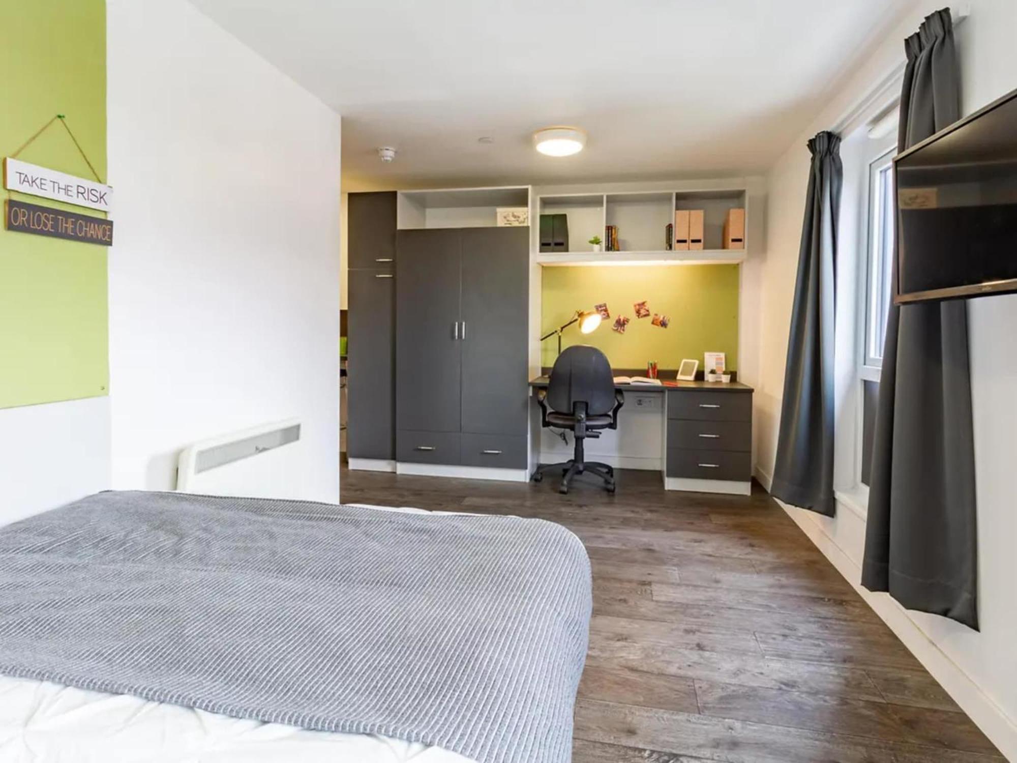 Student Only - Crescent Place In Apartment Southampton
