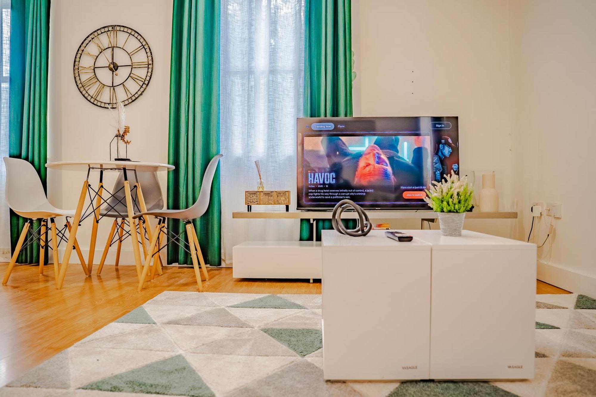 Classy Center With Free Parking Apartment *