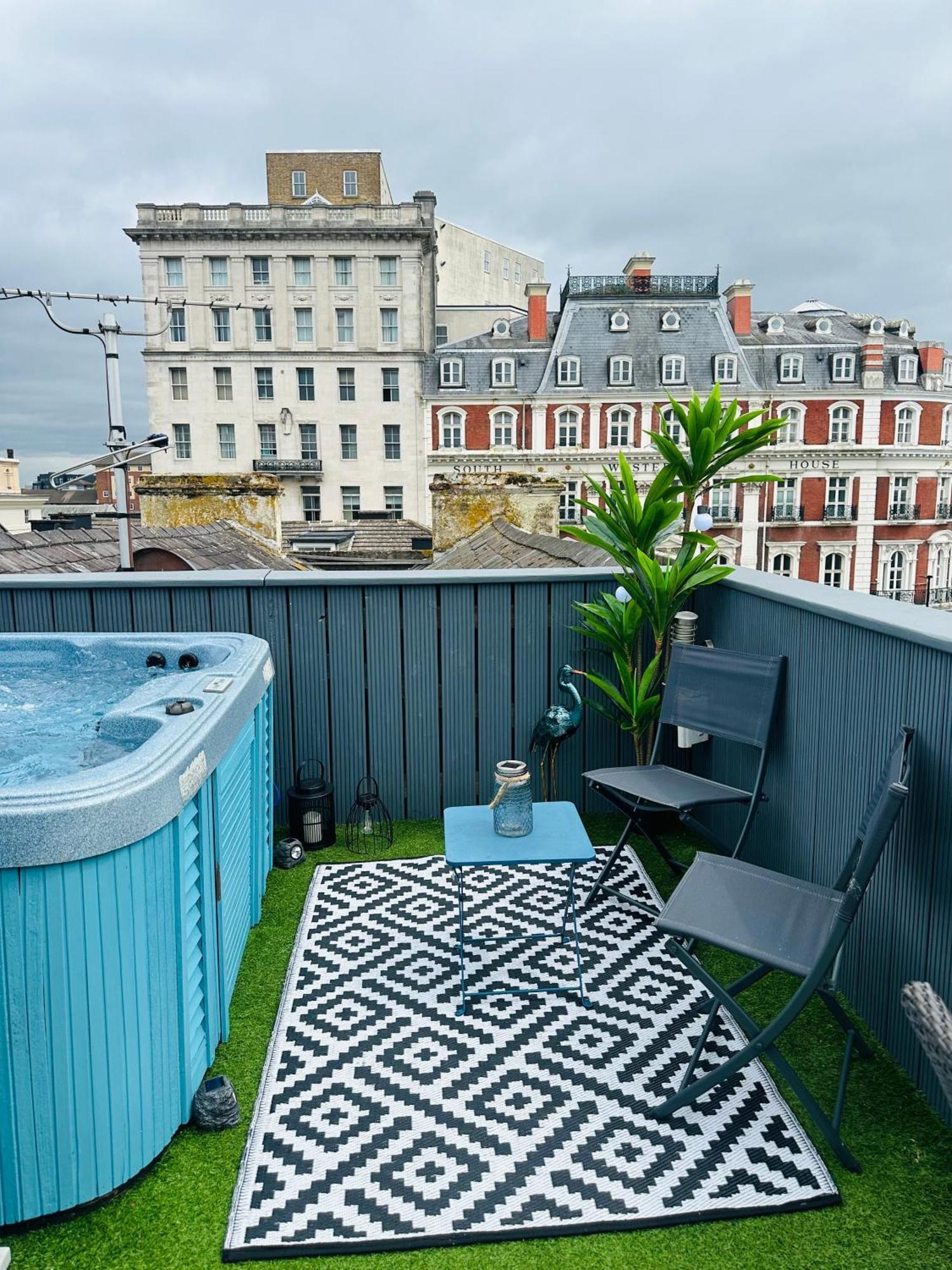 Luxury 1-bed Stay, Four Poster Bed, Jacuzzi En Suite, Private Roof Terrace With Hot Tub By Cruise Terminal Holiday home