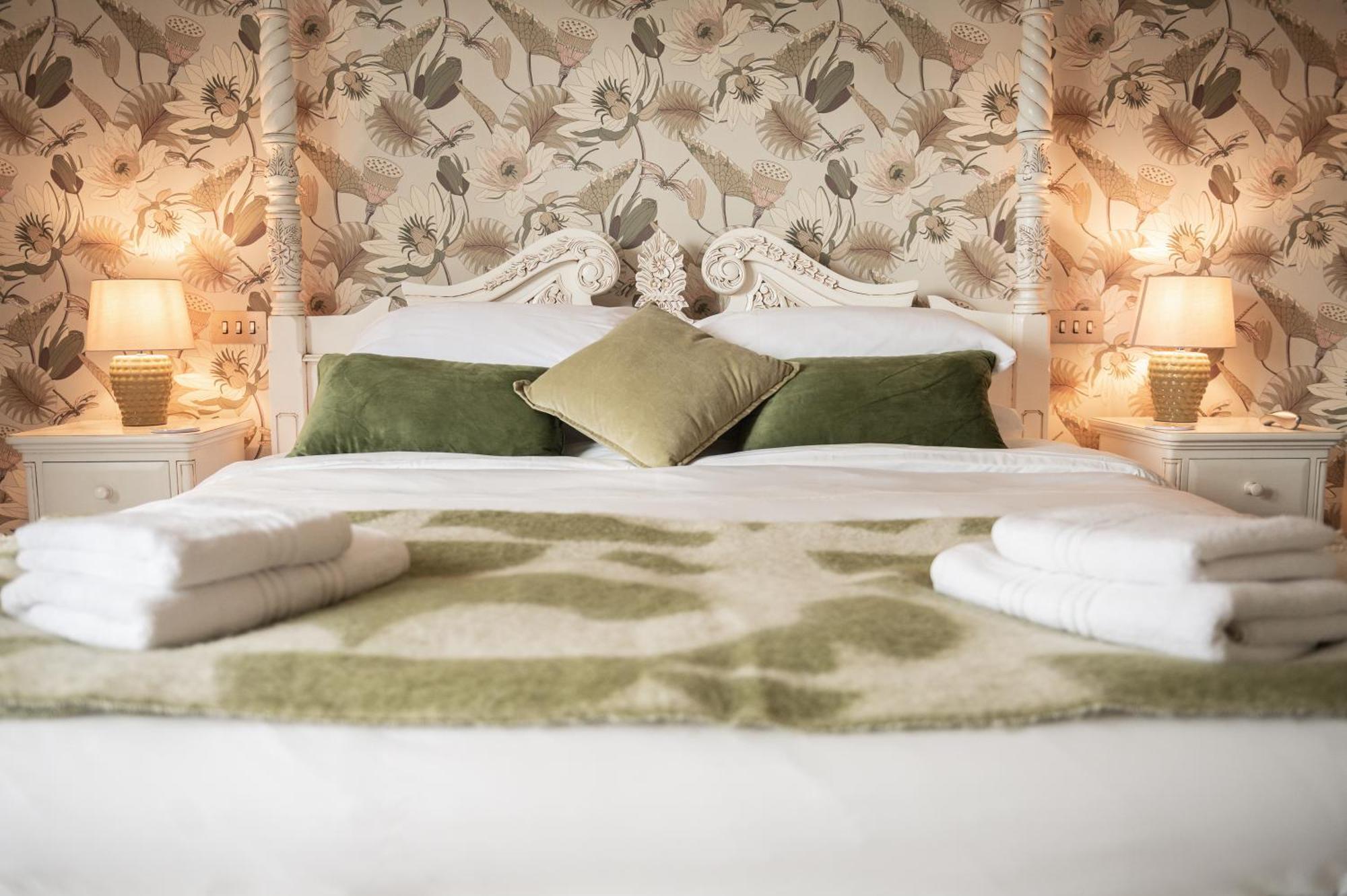 Luxury 1-bed Stay, Four Poster Bed, Jacuzzi En Suite, Private Roof Terrace With Hot Tub By Cruise Terminal Holiday home