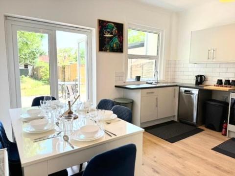 3 Large Double Bedroom House - Newly Refurbished! *