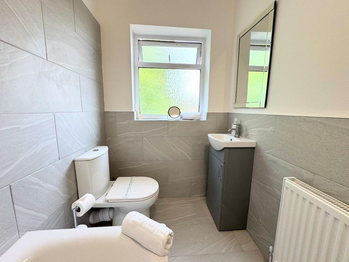 3 Large Double Bedroom House - Newly Refurbished! Holiday home *