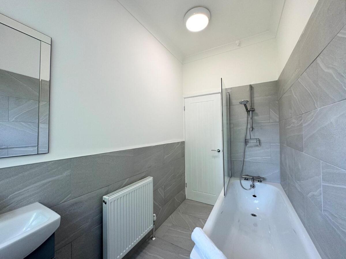 3 Large Double Bedroom House - Newly Refurbished! Holiday home Southampton