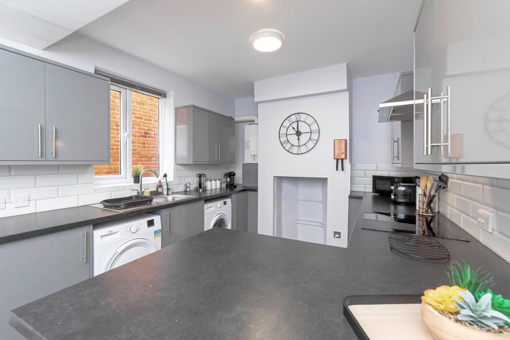 Modern 5-bed - Sleeps 10-walk To Centre & Parking