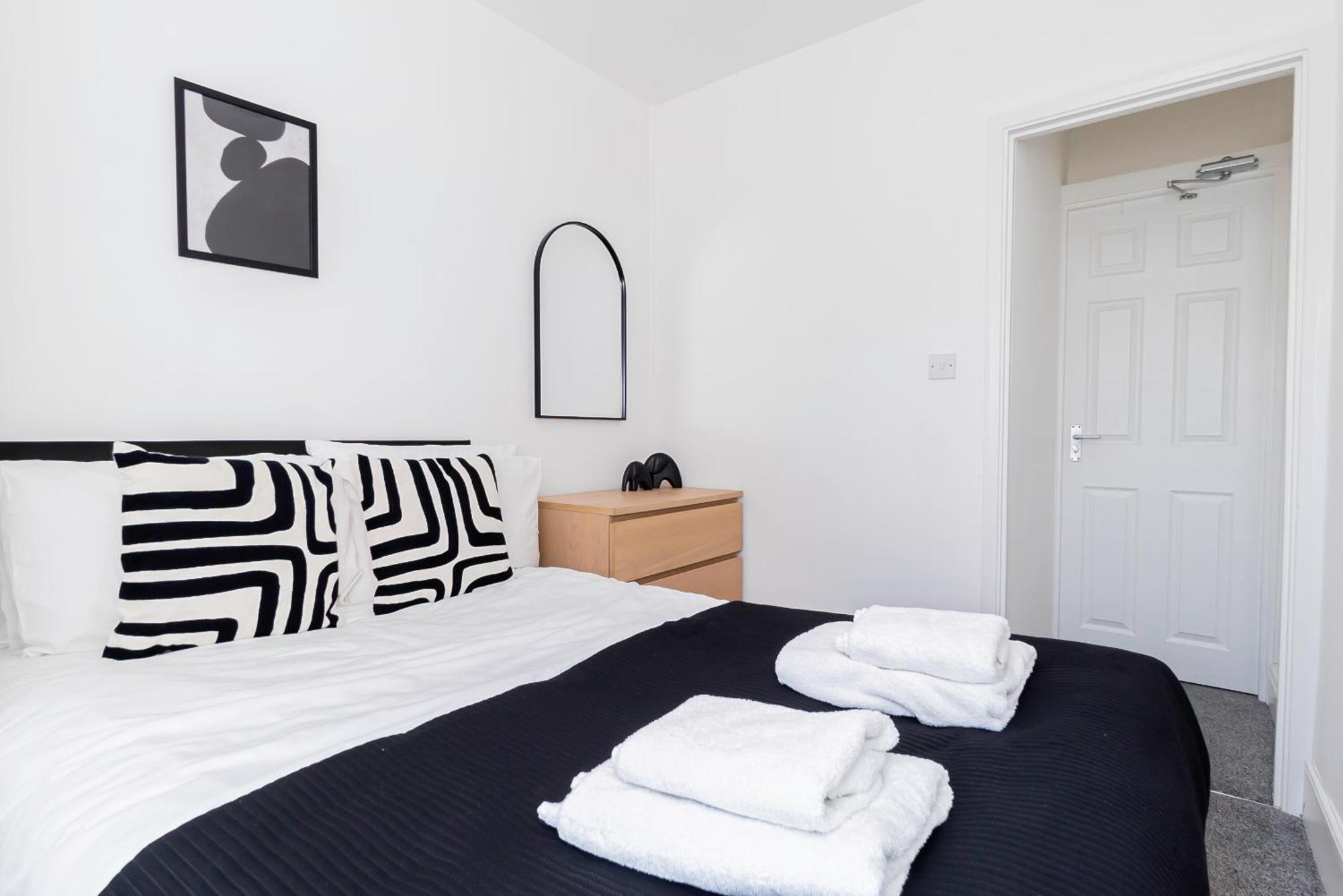 Holiday home Modern 5-bed - Sleeps 10-walk To Centre & Parking *