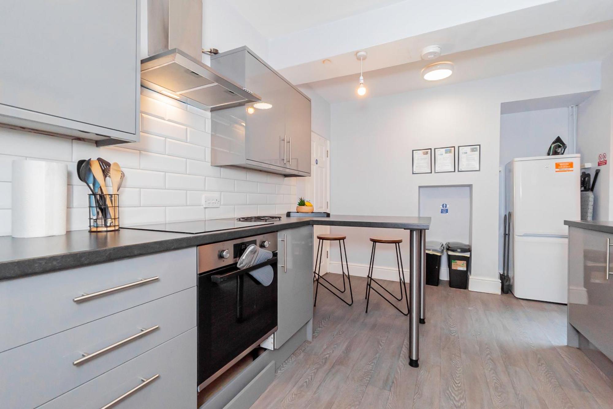 Modern 5-bed - Sleeps 10-walk To Centre & Parking
