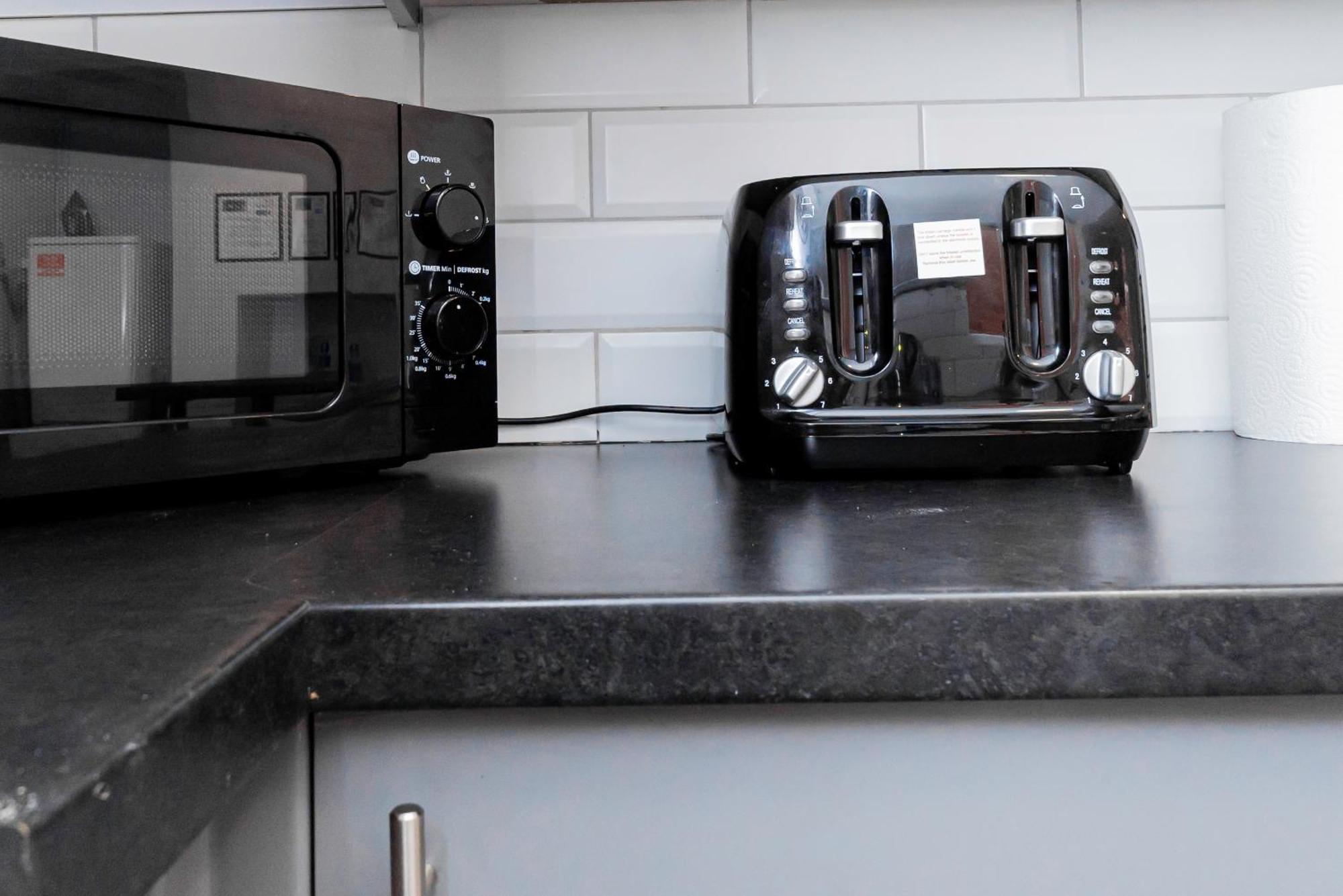 Holiday home Modern 5-bed - Sleeps 10-walk To Centre & Parking