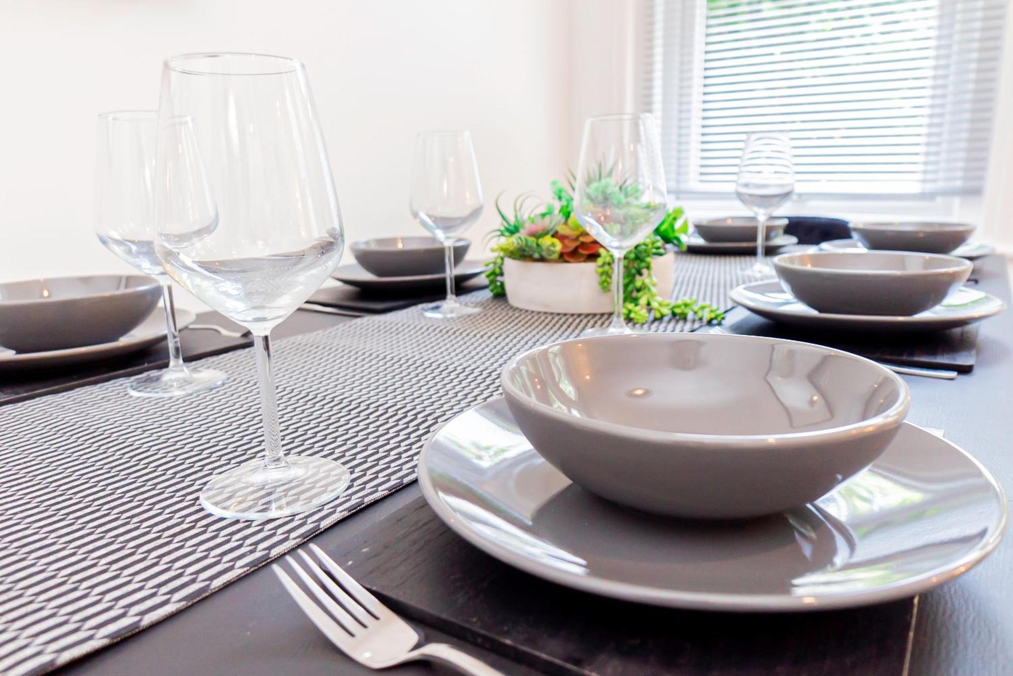 Modern 5-bed - Sleeps 10-walk To Centre & Parking *