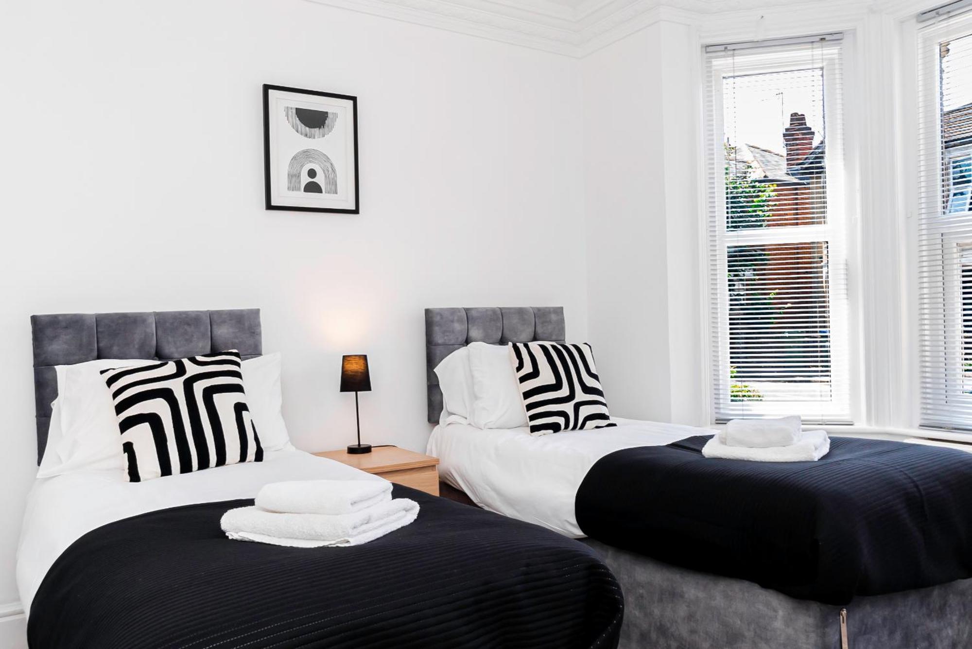 Holiday home Modern 5-bed - Sleeps 10-walk To Centre & Parking Southampton