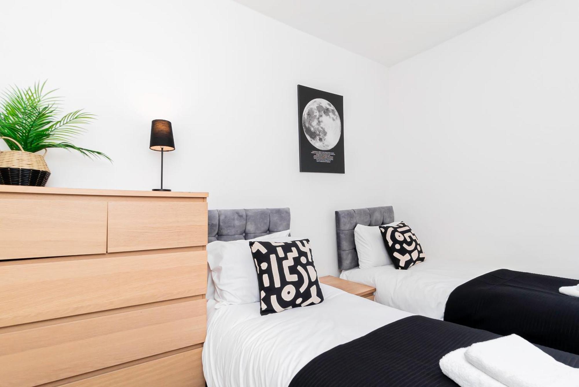 Modern 5-bed - Sleeps 10-walk To Centre & Parking