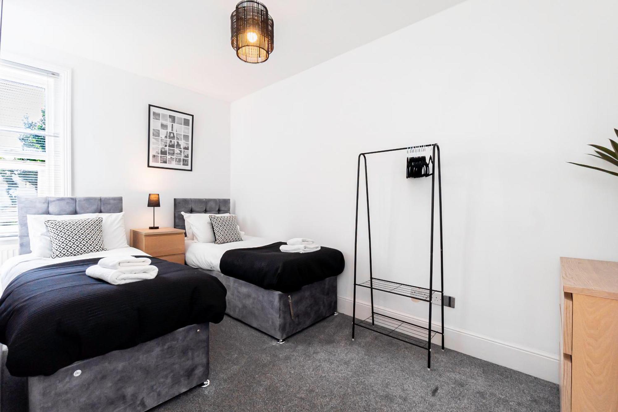 Modern 5-bed - Sleeps 10-walk To Centre & Parking