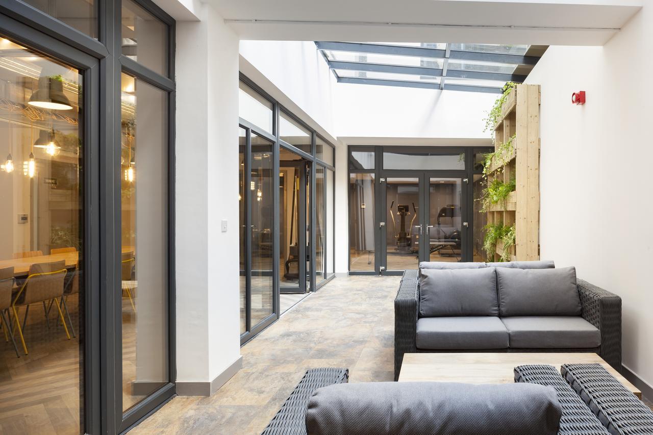 The Walls Modern Studio *