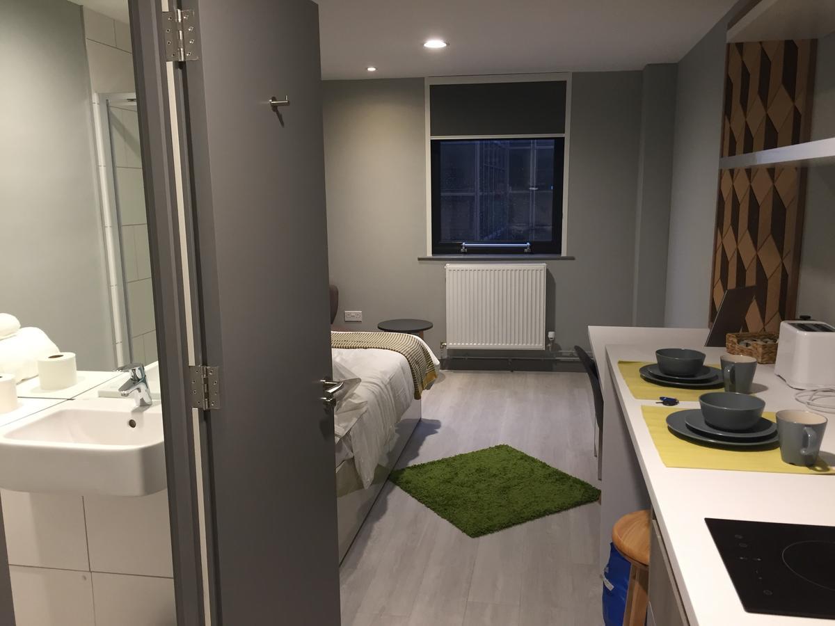 The Walls Modern Studio Apartment *