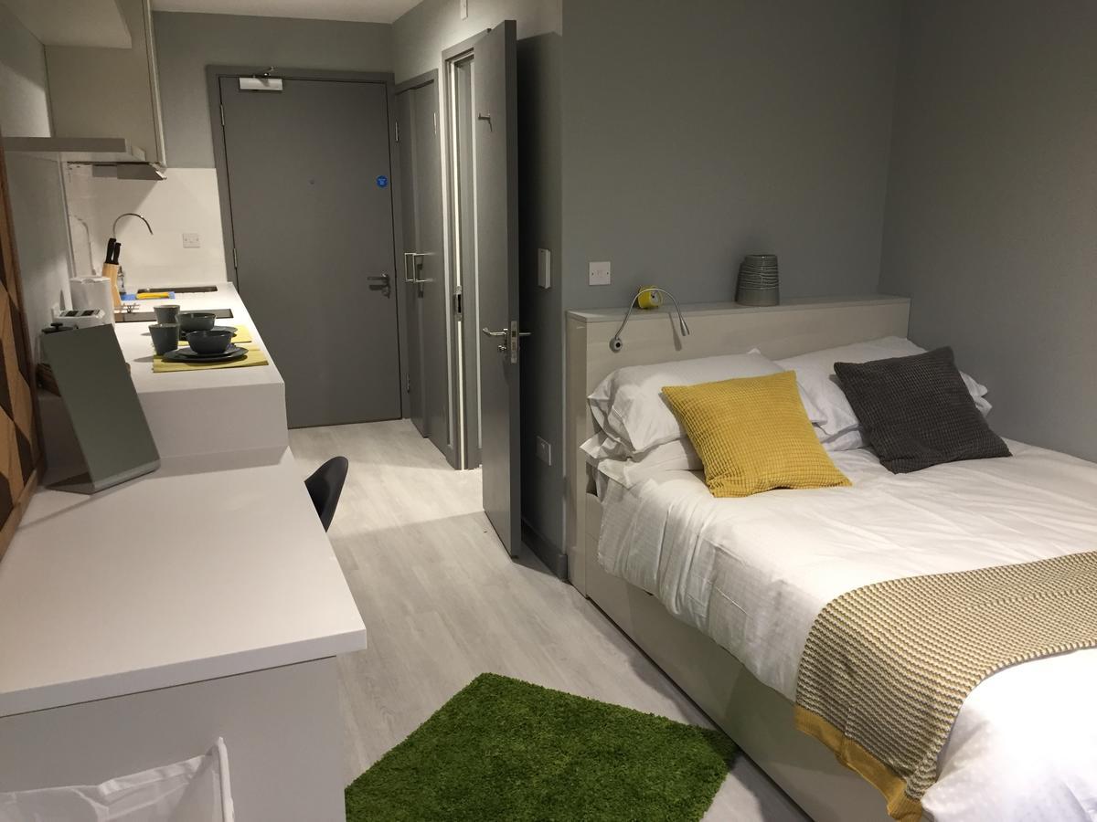 The Walls Modern Studio Apartment *