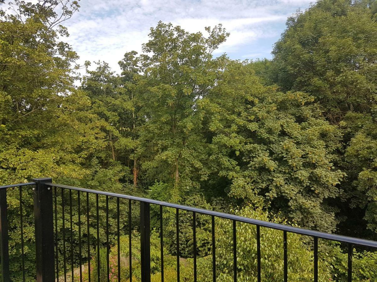 Lakeview Apartments Apartment