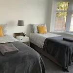 4 Bedroom House By Your Stay Solutions Short Lets & Serviced Accommodation Southampton With Terrace & Garden