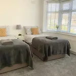 4 Bedroom House By Your Stay Solutions Short Lets & Serviced Accommodation Southampton With Terrace & Garden