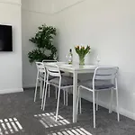 4 Bedroom House By Your Stay Solutions Short Lets & Serviced Accommodation Southampton With Terrace & Garden