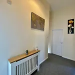 4 Single Beds Or 2 Doubles - Free Parking Spaces - Smart Tv\'S - City Centre Spacious Flat