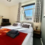 4 Single Beds Or 2 Doubles - Free Parking Spaces - Smart Tv\'S - City Centre Spacious Flat