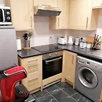 Luxury Modern 2 Bed Apartment, Free Undercroft Parking For 1 Car