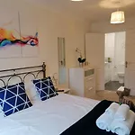 Luxury Modern 2 Bed Apartment, Free Undercroft Parking For 1 Car