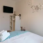 Luxury Modern 2 Bed Apartment, Free Undercroft Parking For 1 Car
