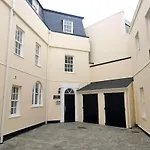 Courtyard Retreat- Free Evening Parking