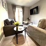 Perfect For Contractors 2 Bedroom- 2 Bathrooms- 4 Single Beds- Free Parking