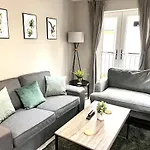 Perfect For Contractors 2 Bedroom- 2 Bathrooms- 4 Single Beds- Free Parking