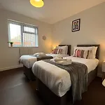 Stylish 2 Bed Riverside Flat, Single Or Kingsize Beds, Free Parking
