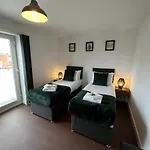 Stylish 2 Bed Riverside Flat, Single Or Kingsize Beds, Free Parking