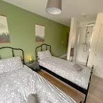 Perfect For Contractors 2 Bedroom- 2 Bathrooms- 4 Single Beds- Free Parking