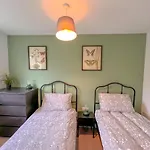 Perfect For Contractors 2 Bedroom- 2 Bathrooms- 4 Single Beds- Free Parking
