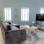Courtyard Retreat- Free Evening Parking