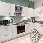 Courtyard Retreat- Free Evening Parking