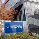 Modern 2 Bed Flat Southampton- Close To Central Station & Shops