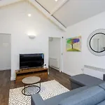 Stylish Self-Contained Annex Near City Centre