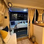Luxury 40 Foot Yacht On 5 Star Ocean Village Marina Southampton - Minutes Away From City Centre And Cruise Terminals - Free Parking Included - Fully Heated For Winter!