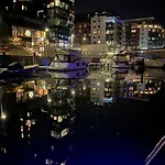 Luxury 40 Foot Yacht On 5 Star Ocean Village Marina Southampton - Minutes Away From City Centre And Cruise Terminals - Free Parking Included - Fully Heated For Winter!