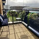 Modern 2Bed Flat Near Ocean Village