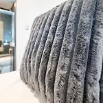 Luxury City Base 4 Beds, 2 Baths Parking