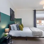 4 Bed House With Driveway Parking
