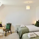 4 Beds 2 Bath Close To Gen-Hospital Free Parking