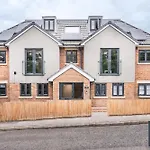 Modern 2-Bed Apartment Sleeps 5 Free Parking
