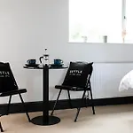 Settle Southampton - Stylish Self Check-In Rooms & Self Catering Suites
