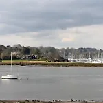 Brooklands Farm Hamble River Apartment With River Frontage And Garden