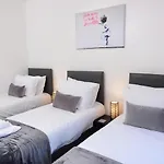 8 Beds Work & Family Stay Free Parking